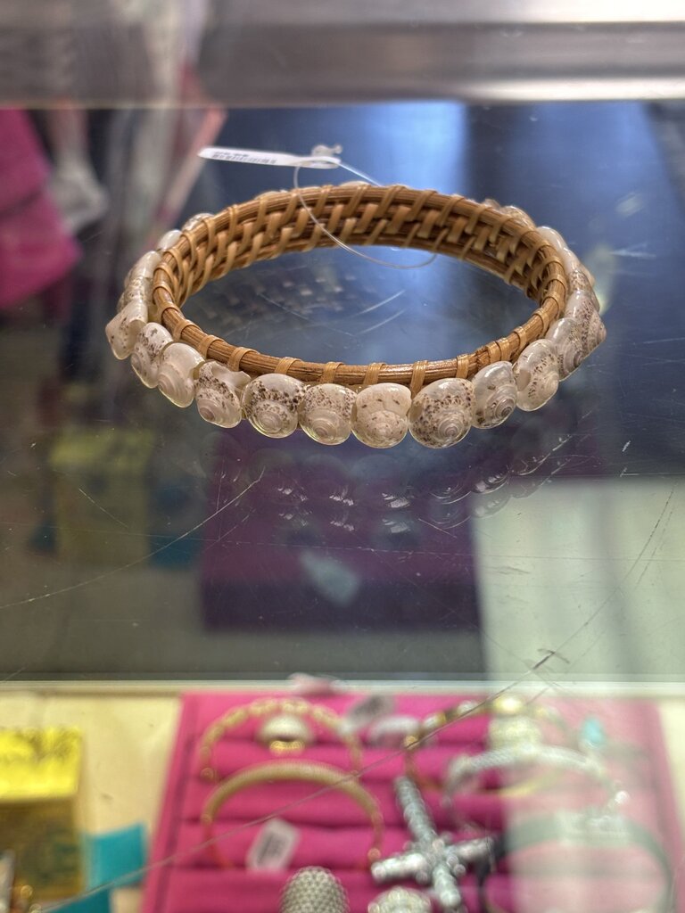 Shell / Raffia Bangle