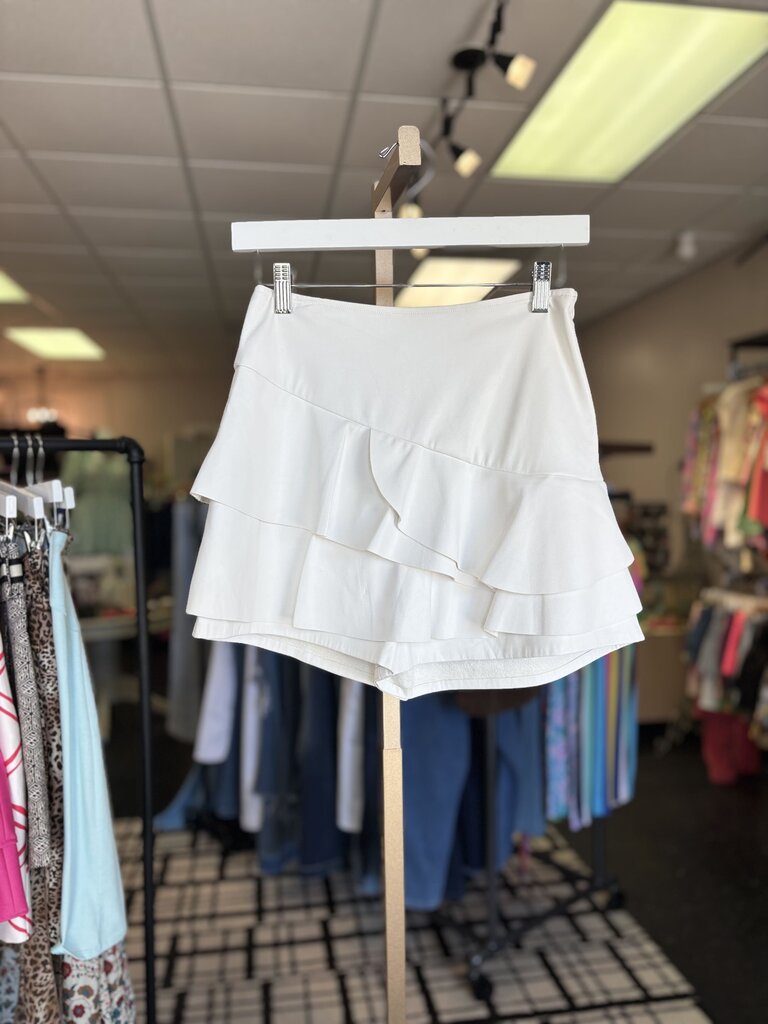 Vestique - Faux Leather Ruffled Skort in White