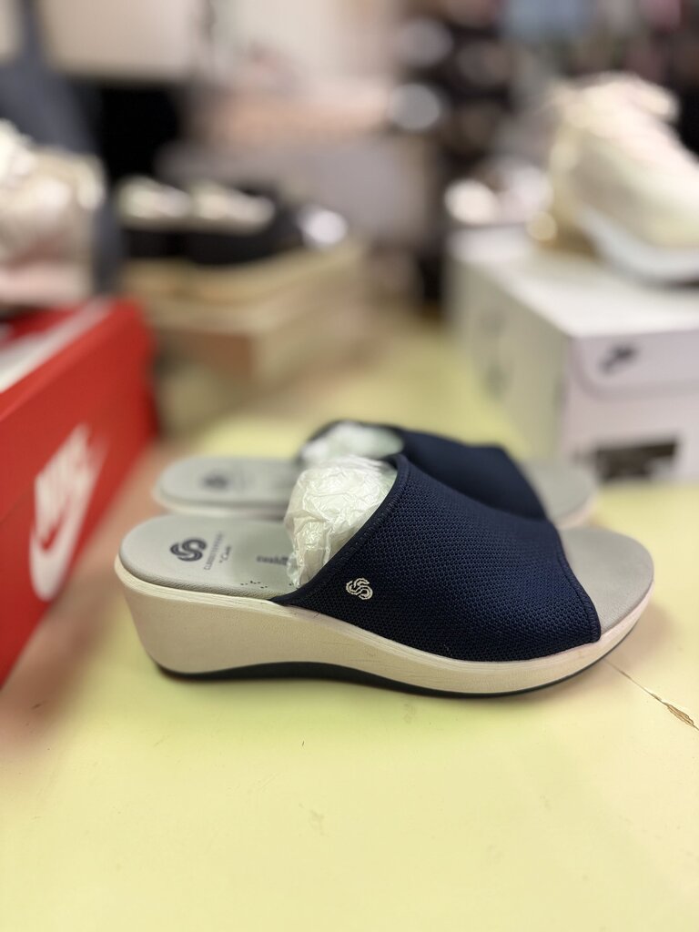 Clarks - Cloudsteppers Cali Bay Sandals - Navy