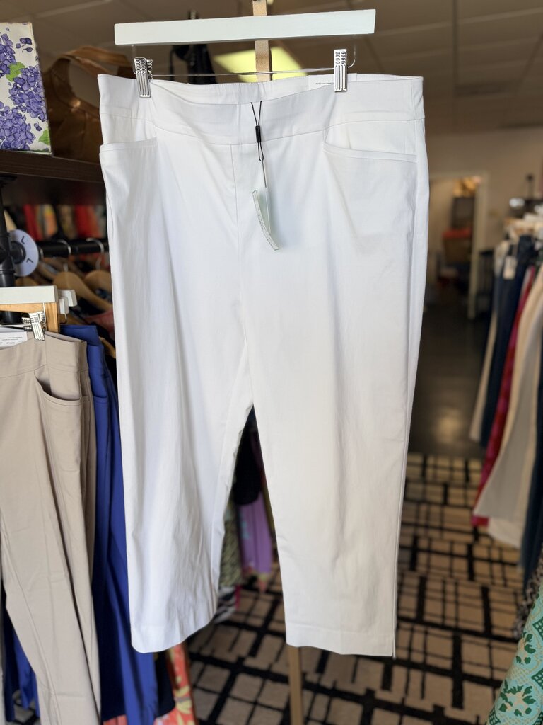 Chico's NWT - Brigitte Slim Crops - White