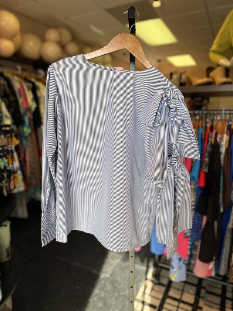 Haute Rogue NWT - LS Seersucker Bow Top