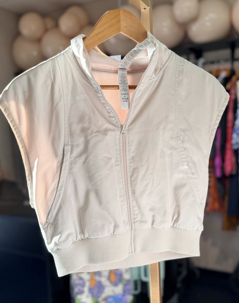 alo - Yoga in Motion Vest in Bone
