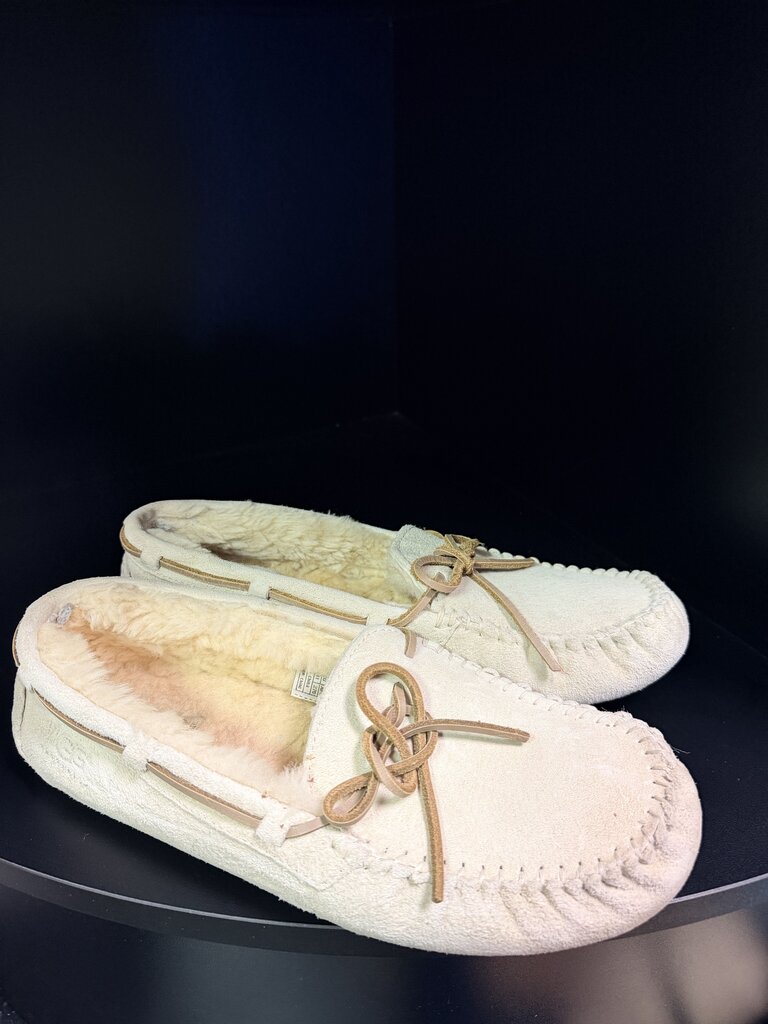 Ugg- Dakota Slipper in Cream Suede