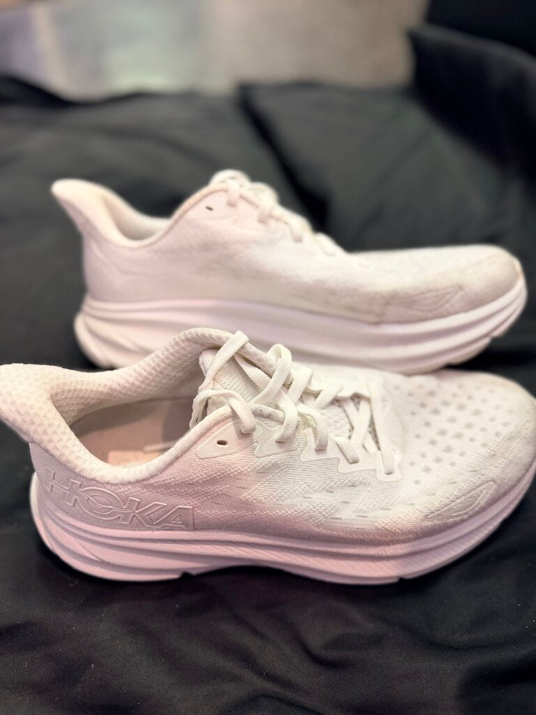 Hoka - Clifton 9 Sneakers in White