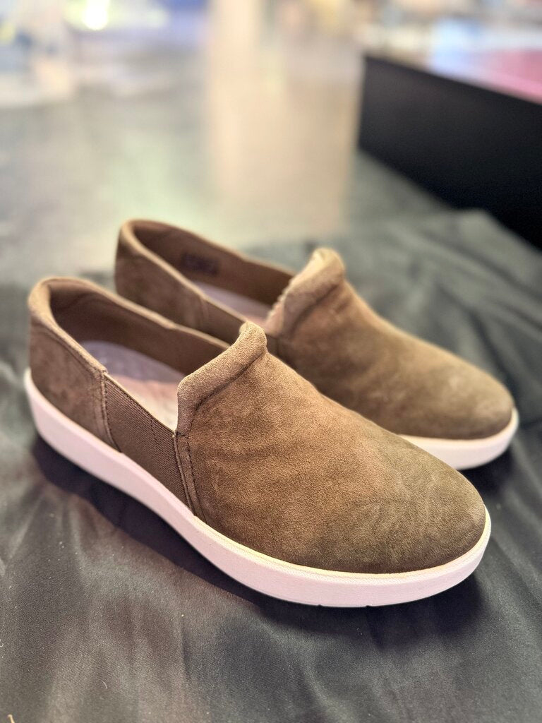 Clarks- Layton Band Slip On Sneakers in Dark Olive