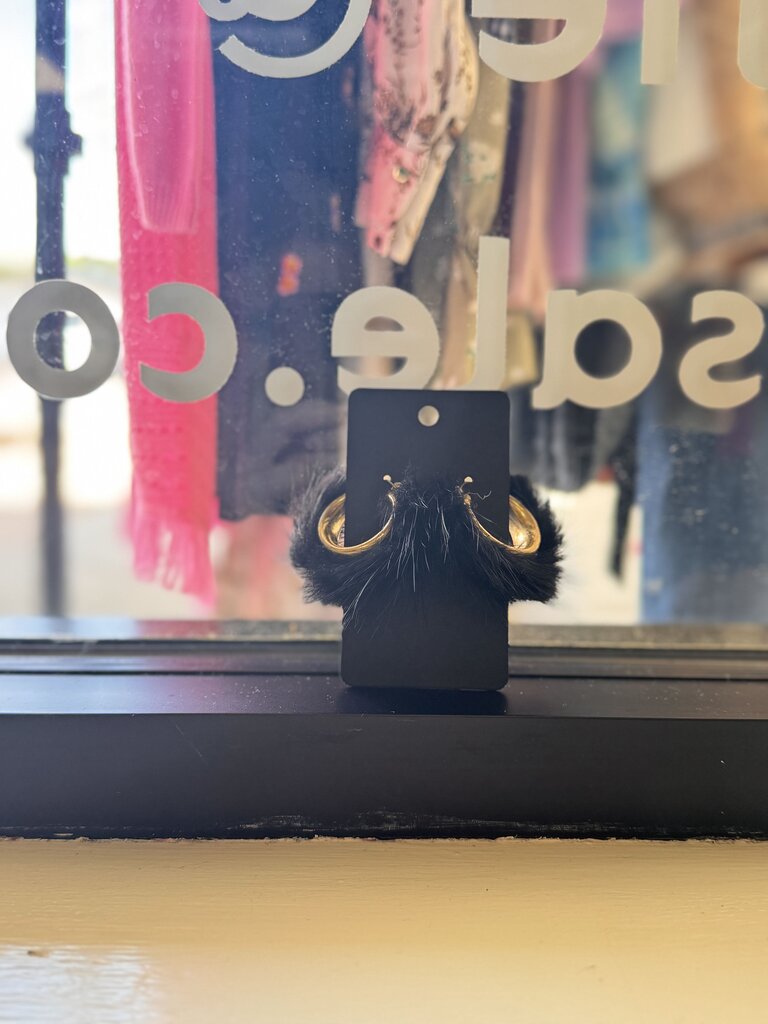 Gold Hoops w. Fur Trim - Black