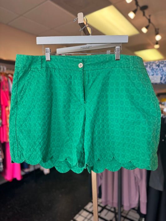 Crown & Ivy - Shelby Scalloped Shorts - Green