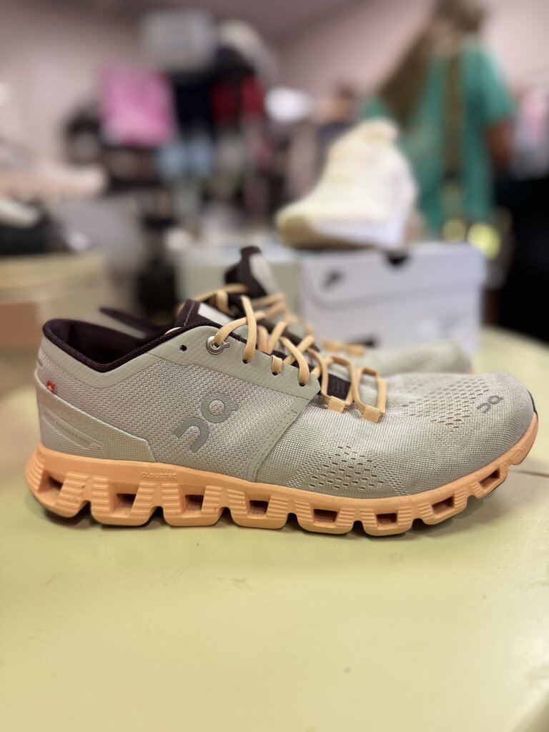 On - Cloud X in Silver/Almond Colorway