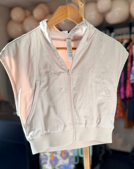 alo - Yoga in Motion Vest in Bone
